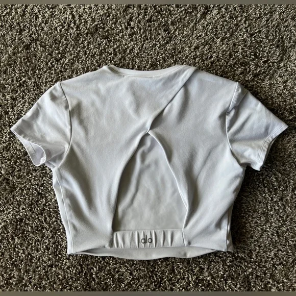Alo Yoga - Alosoft Cropped Backspin Short Sleeve, White, Small - Picture 2 of 5